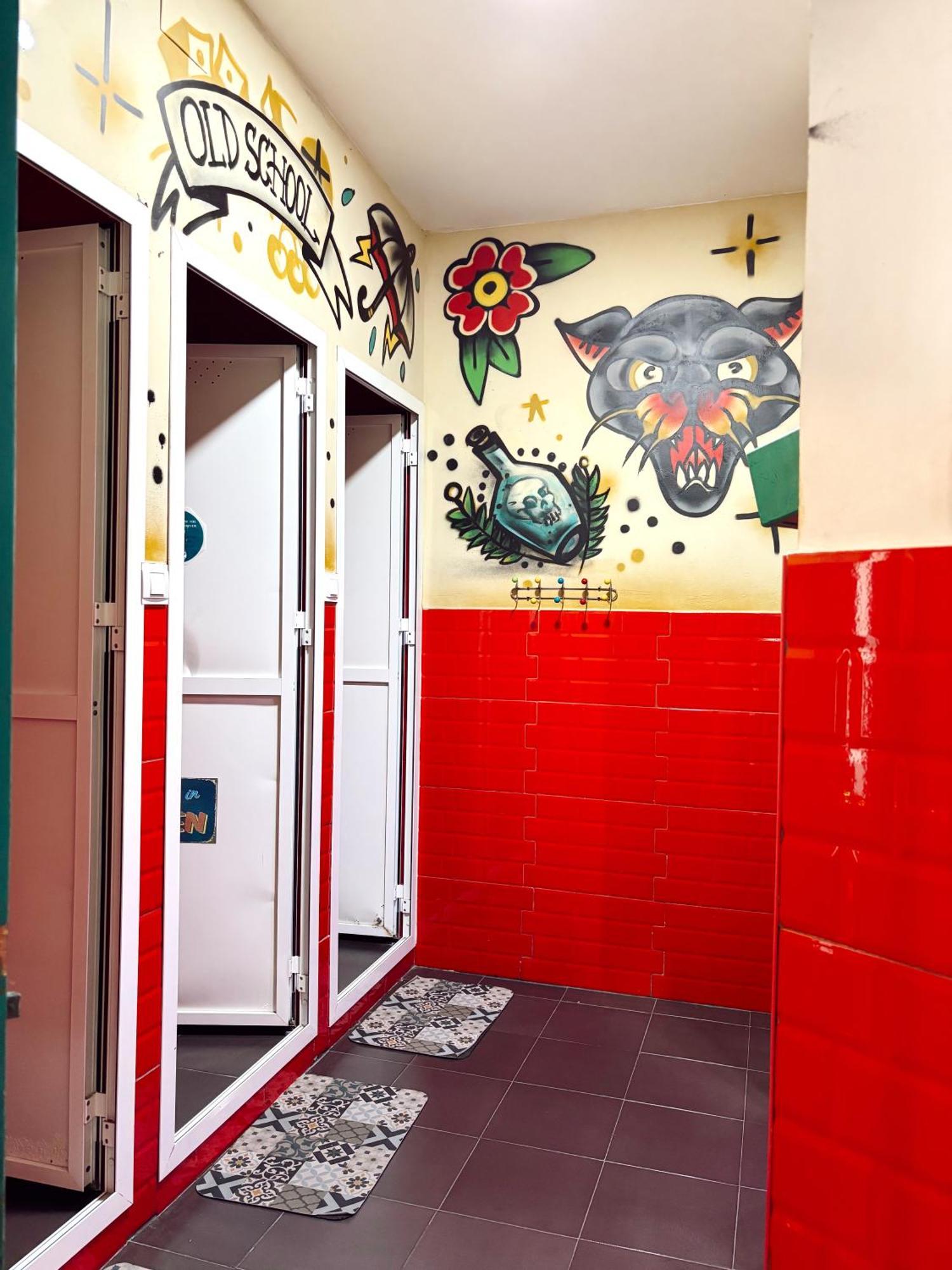 Hostel Kitsch Art